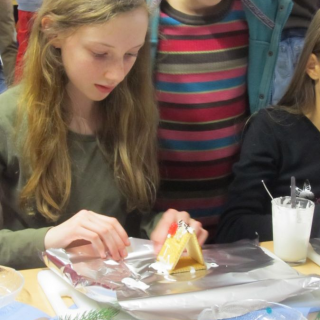 weihnachtsbasteln-3 Montessori-Schulzentrum Leipzig - Neuigkeiten - Schüler basteln im Advent